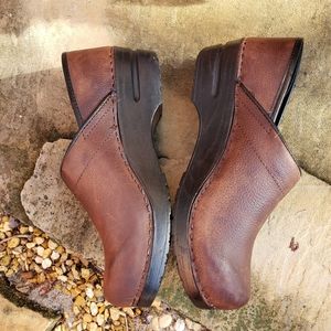 Sanita clogs sz 39 distressed saddle leather